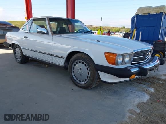 ✅ 1987 Mercedes-Benz 560 SL • VIN: WDBBA48D6HA058803 • Lot: 43574212. Wystawiony na IAAI z przebiegiem 103 786 mil. Bezpłatny archiwum sprzedaży aukcyjnych z USA i szczegółowy raport historii pojazdu na DreamBid. Zdjęcie 1.