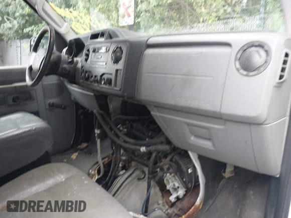 ✅ 2011 Ford Econoline Passenger XL • VIN: 1FBSS3BL7BDA85303 • Lot: 43174008. Wystawiony na IAAI z przebiegiem 176 000 mil. Bezpłatny archiwum sprzedaży aukcyjnych z USA i szczegółowy raport historii pojazdu na DreamBid. Zdjęcie 5.