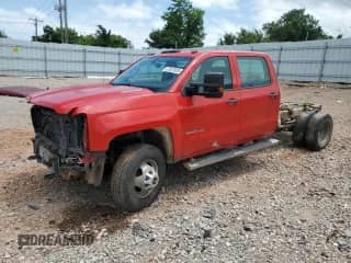 2015 Chevrolet Silverado 3500 с VIN 1GB4KYC84FF614068, выставлен на аукционе Copart как лот 57627825 с пробегом 133 454 миль миль и Списание • Salvage title. История ставок и продаж доступна на DreamBid. Изображение 1.