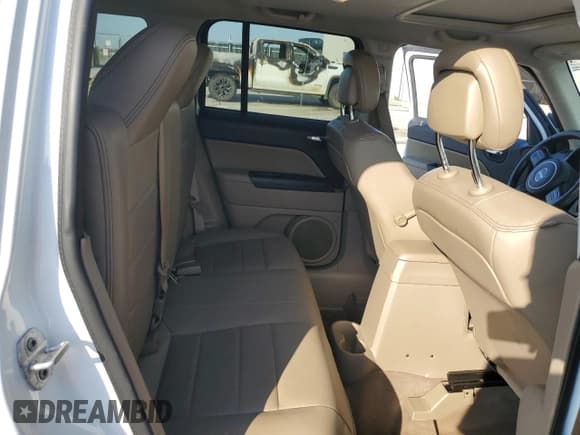 ✅ 2015 Jeep Patriot High Altitude • VIN: 1C4NJPFA2FD199047 • Lot: 82501325. Wystawiony na Copart z przebiegiem 87 043 mil. Bezpłatny archiwum sprzedaży aukcyjnych z USA i szczegółowy raport historii pojazdu na DreamBid. Zdjęcie 11.