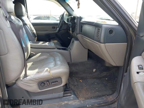 ✅ 2001 Chevrolet Suburban LS • VIN: 3GNFK16T01G202000 • Lot: 43558914. Wystawiony na IAAI z przebiegiem 221 599 mil. Bezpłatny archiwum sprzedaży aukcyjnych z USA i szczegółowy raport historii pojazdu na DreamBid. Zdjęcie 5.