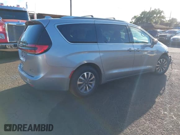 ✅ 2021 Chrysler Pacifica Hybrid Touring L • VIN: 2C4RC1L7XMR581385 • Lot: 43566058. Listed on IAAI with 6,979 mi. Free auction sales archive from the USA and detailed vehicle history report at DreamBid. Image 4.