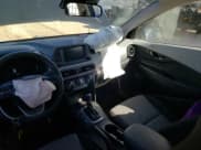 ✅ 2021 Hyundai Kona SE • VIN: KM8K12AAXMU644401 • Lot: 73584023. Wystawiony na Copart z przebiegiem 65 525 mil. Bezpłatny archiwum sprzedaży aukcyjnych z USA i szczegółowy raport historii pojazdu na DreamBid. Zdjęcie 8.