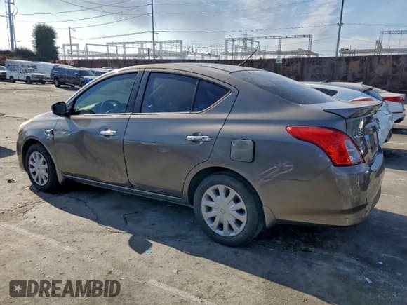 ✅ 2015 Nissan Versa S Plus • VIN: 3N1CN7AP6FL827888 • Lot: 94734925. Wystawiony na Copart z przebiegiem 122 214 mil. Bezpłatny archiwum sprzedaży aukcyjnych z USA i szczegółowy raport historii pojazdu na DreamBid. Zdjęcie 2.