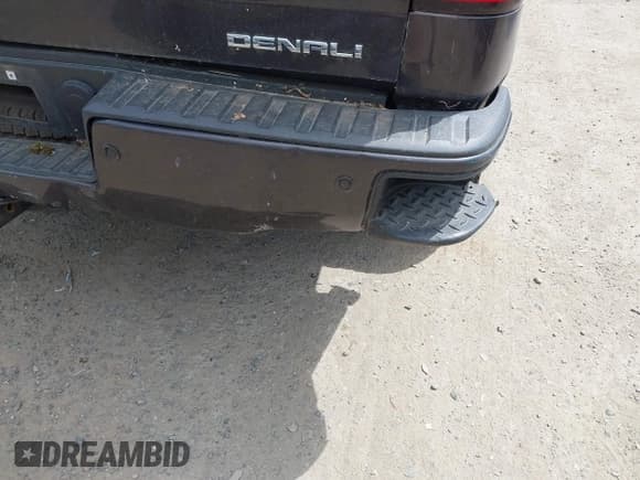 ✅ 2015 GMC Sierra 1500 Denali • VIN: 3GTU2WEJ6FG513774 • Lot: 42476107. Listed on IAAI with 122,961 mi. Free auction sales archive from the USA and detailed vehicle history report at DreamBid. Image 6.