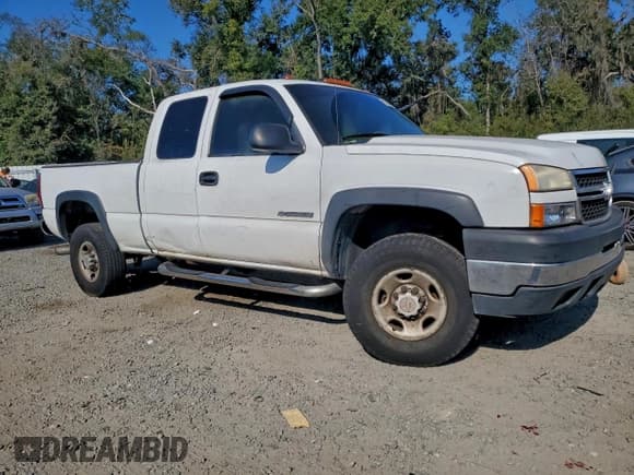 ✅ 2006 Chevrolet Silverado 2500HD Work Truck • VIN: 1GCHC29U46E280481 • Лот: 93956625. Опубликован ранее на Copart с пробегом Не указан. Бесплатный доступ к архиву аукционных продаж из США и подробный отчёт об истории автомобиля на DreamBid. Изображение 4.