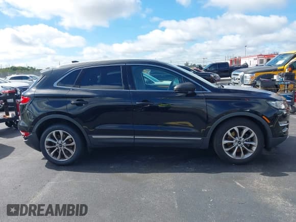✅ 2019 Lincoln MKC Select • VIN: 5LMCJ2C99KUL08014 • Lot: 43123646. Wystawiony na IAAI z przebiegiem 63 832 mil. Bezpłatny archiwum sprzedaży aukcyjnych z USA i szczegółowy raport historii pojazdu na DreamBid. Zdjęcie 13.