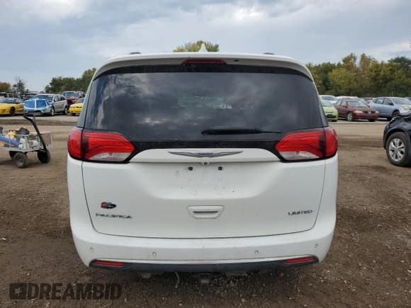 ✅ 2018 Chrysler Pacifica Limited • VIN: 2C4RC1GGXJR226366 • Lot: 82449135. Listed on Copart with 109,534 mi. Free auction sales archive from the USA and detailed vehicle history report at DreamBid. Image 6.
