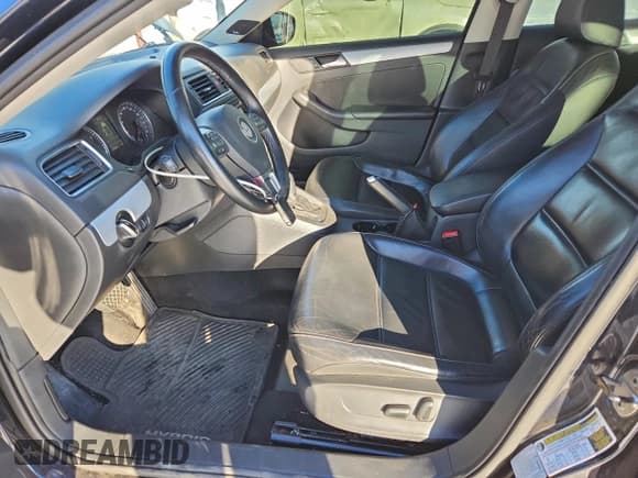 ✅ 2013 Volkswagen Jetta Hybrid • VIN: 3VW637AJ2DM287066 • Lot: 94932915. Wystawiony na Copart z przebiegiem 174 347 mil. Bezpłatny archiwum sprzedaży aukcyjnych z USA i szczegółowy raport historii pojazdu na DreamBid. Zdjęcie 7.