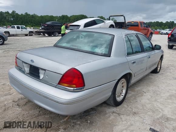 ✅ 2000 Ford Crown Victoria LX • VIN: 2FAFP74W1YX168424 • Лот: 42819181. Опубликован ранее на IAAI с пробегом 135 701 миль. Бесплатный доступ к архиву аукционных продаж из США и подробный отчёт об истории автомобиля на DreamBid. Изображение 4.
