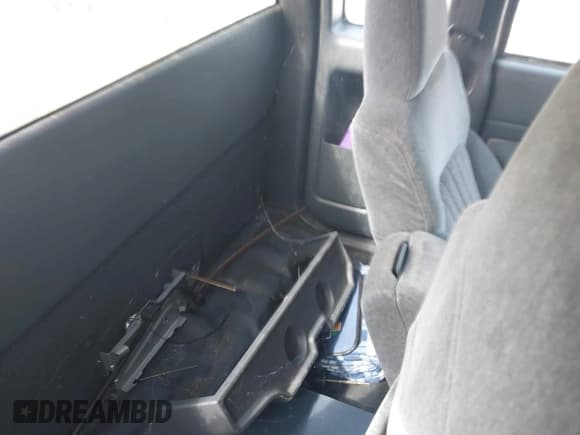 ✅ 2001 Chevrolet S-10 • VIN: 1GCCS195818236345 • Лот: 41965528. Опубликован ранее на IAAI с пробегом 75 816 миль. Бесплатный доступ к архиву аукционных продаж из США и подробный отчёт об истории автомобиля на DreamBid. Изображение 8.