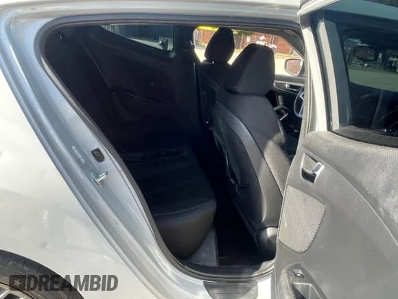 ✅ 2013 Hyundai Veloster w/Black Int • VIN: KMHTC6AD8DU127159 • Лот: 93060765. Опубликован ранее на Copart с пробегом 130 904 миль. Бесплатный доступ к архиву аукционных продаж из США и подробный отчёт об истории автомобиля на DreamBid. Изображение 6.