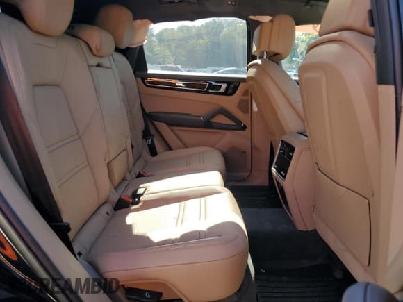 ✅ 2022 Porsche Cayenne S • VIN: WP1AB2AY2NDA31702 • Lot: 67574095. Wystawiony na Copart z przebiegiem Nie podano. Bezpłatny archiwum sprzedaży aukcyjnych z USA i szczegółowy raport historii pojazdu na DreamBid. Zdjęcie 11.