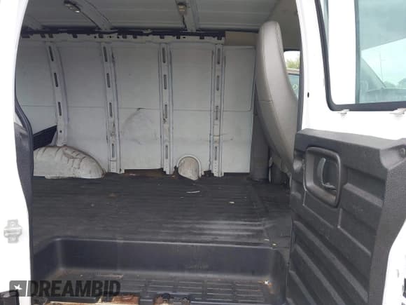 ✅ 2015 Chevrolet Express Cargo • VIN: 1GCWGFCF8F1259699 • Lot: 43047426. Wystawiony na IAAI z przebiegiem 354 630 mil. Bezpłatny archiwum sprzedaży aukcyjnych z USA i szczegółowy raport historii pojazdu na DreamBid. Zdjęcie 8.