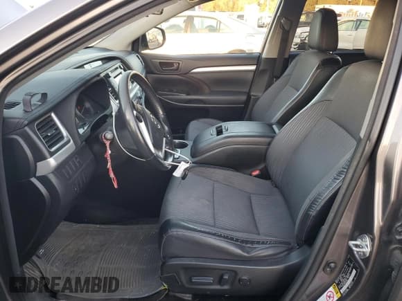 ✅ 2015 Toyota Highlander LE Plus • VIN: 5TDZKRFH9FS041607 • Лот: 92301905. Опубликован ранее на Copart с пробегом 238 832 миль. Бесплатный доступ к архиву аукционных продаж из США и подробный отчёт об истории автомобиля на DreamBid. Изображение 7.