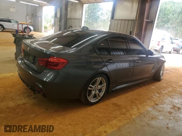 ✅ 2017 BMW 3 Series 340i • VIN: WBA8B3G38HNU35780 • Lot: 65153285. Wystawiony na Copart z przebiegiem 99 608 mil. Bezpłatny archiwum sprzedaży aukcyjnych z USA i szczegółowy raport historii pojazdu na DreamBid. Zdjęcie 3.