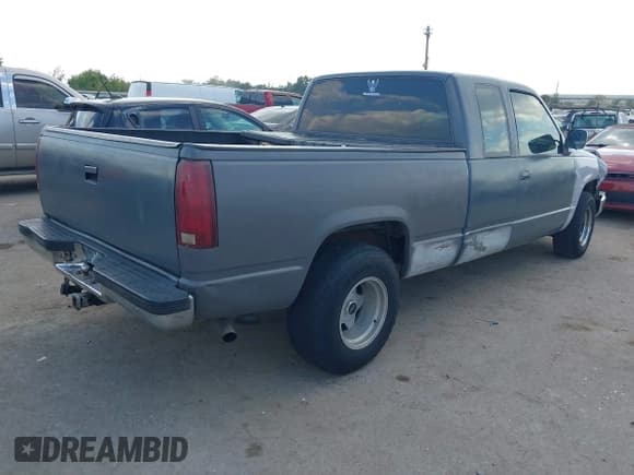 ✅ 1993 Chevrolet Silverado 1500 • VIN: 2GCEC19K5P1210180 • Lot: 43349237. Wystawiony na IAAI z przebiegiem 241 764 mil. Bezpłatny archiwum sprzedaży aukcyjnych z USA i szczegółowy raport historii pojazdu na DreamBid. Zdjęcie 4.