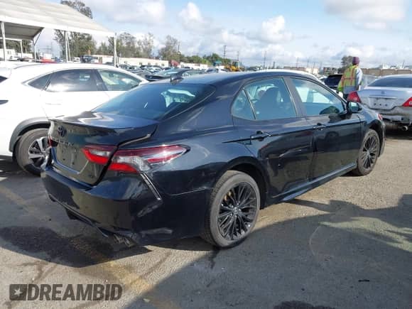 2022 Toyota Camry SE z VIN 4T1G11AK6NU053153, wystawiony jako IAAI lot #41933655 z przebiegiem 44 044 mil mil oraz . Historia ofert i sprzedaży dostępna na DreamBid. Obrazek 4.
