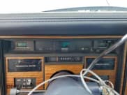 ✅ 1984 Cadillac Seville • VIN: 1G6AS6989EE809567 • Лот: 94370185. Опубликован ранее на Copart с пробегом 1 116 миль. Бесплатный доступ к архиву аукционных продаж из США и подробный отчёт об истории автомобиля на DreamBid. Изображение 9.