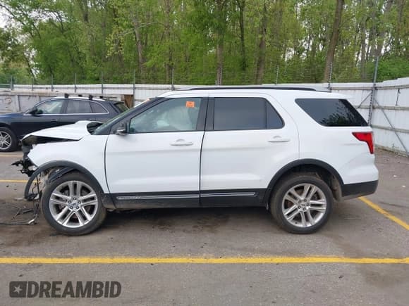 ✅ 2017 Ford Explorer XLT • VIN: 1FM5K8D8XHGC84301 • Лот: 42270431. Опубликован ранее на IAAI с пробегом Не указан. Бесплатный доступ к архиву аукционных продаж из США и подробный отчёт об истории автомобиля на DreamBid. Изображение 14.