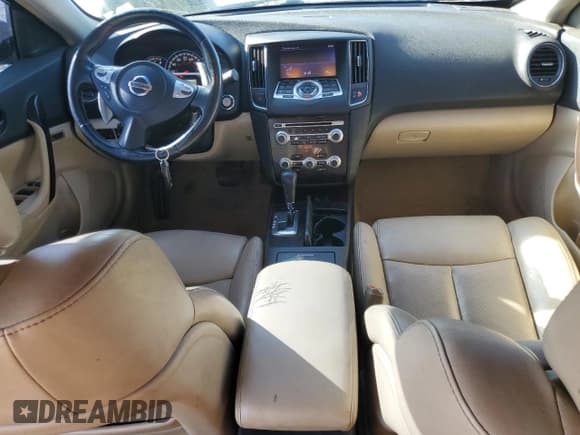 ✅ 2013 Nissan Maxima SV • VIN: 1N4AA5APXDC818226 • Lot: 82269725. Wystawiony na Copart z przebiegiem 234 875 mil. Bezpłatny archiwum sprzedaży aukcyjnych z USA i szczegółowy raport historii pojazdu na DreamBid. Zdjęcie 8.