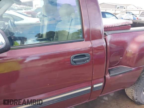 2002 Chevrolet Silverado 1500 LS z VIN 1GCEK14V02Z331249, wystawiony jako IAAI lot #42352384 z przebiegiem 232 697 mil mil oraz . Historia ofert i sprzedaży dostępna na DreamBid. Obrazek 18.