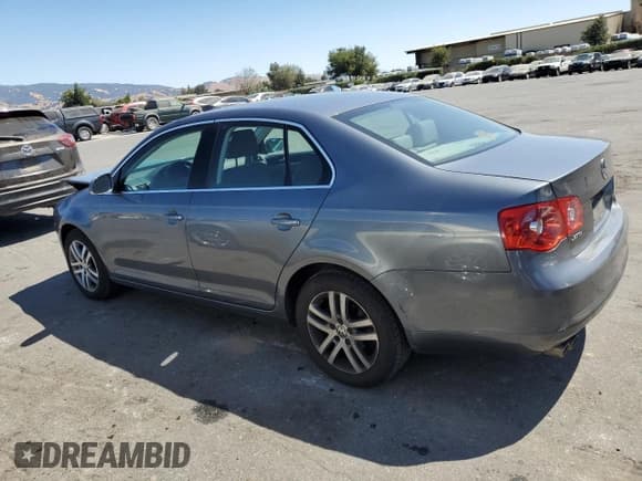 ✅ 2005 Volkswagen Jetta 2.5L • VIN: 3VWSG71K05M625142 • Lot: 71438274. Wystawiony na Copart z przebiegiem 186 627 mil. Bezpłatny archiwum sprzedaży aukcyjnych z USA i szczegółowy raport historii pojazdu na DreamBid. Zdjęcie 2.