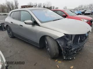 ✅ 2023 BMW iX xDrive50 • VIN: WB523CF03PCM84985 • Lot: 44174314. Wystawiony na Copart z przebiegiem 2 220 mil. Bezpłatny archiwum sprzedaży aukcyjnych z USA i szczegółowy raport historii pojazdu na DreamBid. Zdjęcie 4.
