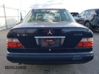 ✅ 1995 Mercedes-Benz E 320 • VIN: WDBEB31E4SC189408 • Lot: 77788744. Wystawiony na Copart z przebiegiem 242 362 mil. Bezpłatny archiwum sprzedaży aukcyjnych z USA i szczegółowy raport historii pojazdu na DreamBid. Zdjęcie 6.