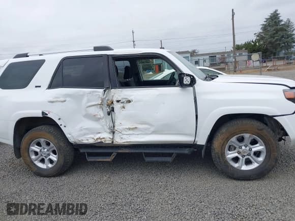 ✅ 2022 Toyota 4Runner SR5 • VIN: JTEMU5JR2N6053461 • Lot: 43195690. Listed on IAAI with 37,736 mi. Free auction sales archive from the USA and detailed vehicle history report at DreamBid. Image 13.