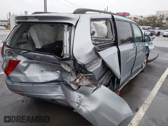 ✅ 2013 Toyota Sienna LE • VIN: 5TDKK3DC7DS359325 • Lot: 43704862. Listed on IAAI with 78,896 mi. Free auction sales archive from the USA and detailed vehicle history report at DreamBid. Image 4.