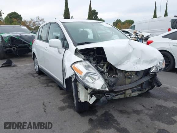 ✅ 2012 Nissan Versa S • VIN: 3N1BC1CP3CK800371 • Лот: 43688736. Опубликован ранее на IAAI с пробегом 52 259 миль. Бесплатный доступ к архиву аукционных продаж из США и подробный отчёт об истории автомобиля на DreamBid. Изображение 1.