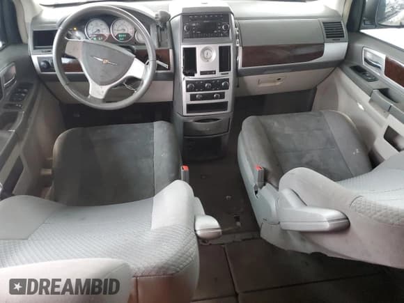 ✅ 2010 Chrysler Town & Country Touring • VIN: 2A4RR5D1XAR491546 • Лот: 64764055. Опубликован ранее на Copart с пробегом 161 670 миль. Бесплатный доступ к архиву аукционных продаж из США и подробный отчёт об истории автомобиля на DreamBid. Изображение 8.