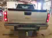 2010 Chevrolet Silverado 1500 LS z VIN 1GCSKREA5AZ228548, wystawiony jako Copart lot #69268985 z przebiegiem 158 018 mil mil oraz Czysty tytuł • Clean title. Historia ofert i sprzedaży dostępna na DreamBid. Obrazek 6.