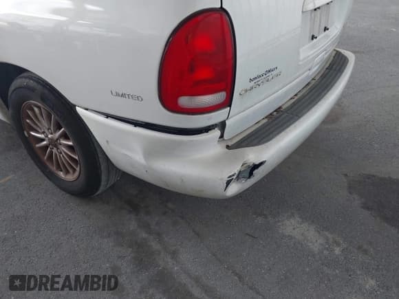 ✅ 2000 Chrysler Town & Country Limited • VIN: 1C4GP64L9YB647675 • Lot: 43125815. Listed on IAAI with 70,615 mi. Free auction sales archive from the USA and detailed vehicle history report at DreamBid. Image 17.