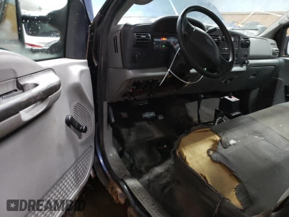 ✅ 2005 Ford F-250 XL • VIN: 1FTNF21565EA30933 • Lot: 86381274. Listed on Copart with 140,709 mi. Free auction sales archive from the USA and detailed vehicle history report at DreamBid. Image 8.