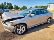 ✅ 2013 Volkswagen Passat SE • VIN: 1VWBH7A3XDC109974 • Лот: 71859515. Опубликован ранее на Copart с пробегом 153 723 миль. Бесплатный доступ к архиву аукционных продаж из США и подробный отчёт об истории автомобиля на DreamBid. Изображение 1.