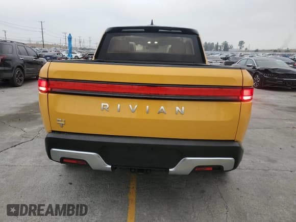 ✅ 2022 Rivian R1T Launch Edition • VIN: 7FCTGAAL2NN011755 • Lot: 59934185. Wystawiony na Copart z przebiegiem 12 261 mil. Bezpłatny archiwum sprzedaży aukcyjnych z USA i szczegółowy raport historii pojazdu na DreamBid. Zdjęcie 6.