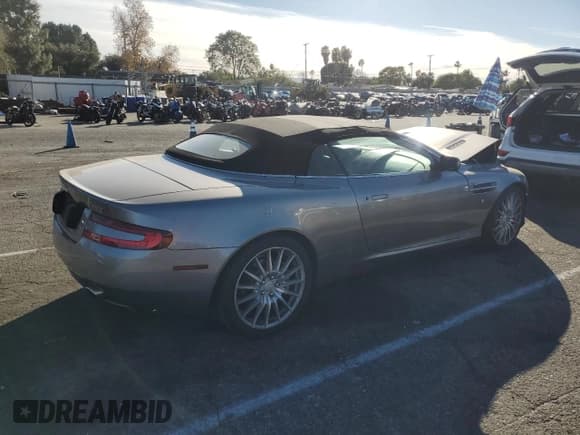 ✅ 2006 Aston Martin DB9 • VIN: SCFAD02AX6GB04451 • Lot: 41878695. Wystawiony na Copart z przebiegiem 26 407 mil. Bezpłatny archiwum sprzedaży aukcyjnych z USA i szczegółowy raport historii pojazdu na DreamBid. Zdjęcie 3.