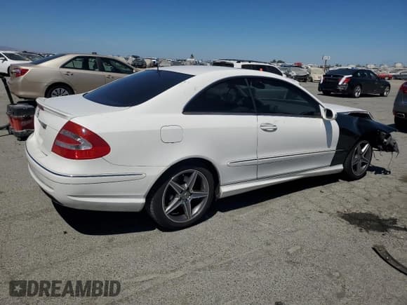 ✅ 2005 Mercedes-Benz CLK 500 • VIN: WDBTJ75J15F149816 • Lot: 67644195. Wystawiony na Copart z przebiegiem 232 331 mil. Bezpłatny archiwum sprzedaży aukcyjnych z USA i szczegółowy raport historii pojazdu na DreamBid. Zdjęcie 3.