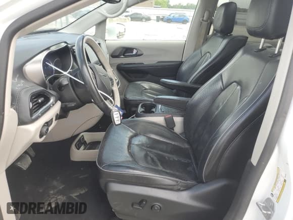 ✅ 2019 Chrysler Pacifica Hybrid Limited • VIN: 2C4RC1N72KR509090 • Лот: 60441235. Опубликован ранее на Copart с пробегом 105 821 миль. Бесплатный доступ к архиву аукционных продаж из США и подробный отчёт об истории автомобиля на DreamBid. Изображение 7.