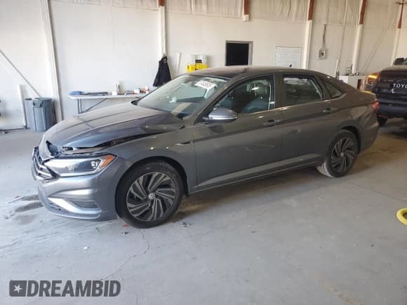 ✅ 2019 Volkswagen Jetta SEL Premium • VIN: 3VWG57BU9KM006868 • Лот: 87445605. Опубликован ранее на Copart с пробегом 53 619 миль. Бесплатный доступ к архиву аукционных продаж из США и подробный отчёт об истории автомобиля на DreamBid. Изображение 1.
