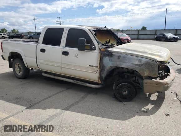 ✅ 2006 Chevrolet Silverado 2500HD LT3 • VIN: 1GCHK23UX6F191374 • Lot: 56893015. Wystawiony na Copart z przebiegiem Nie podano. Bezpłatny archiwum sprzedaży aukcyjnych z USA i szczegółowy raport historii pojazdu na DreamBid. Zdjęcie 4.