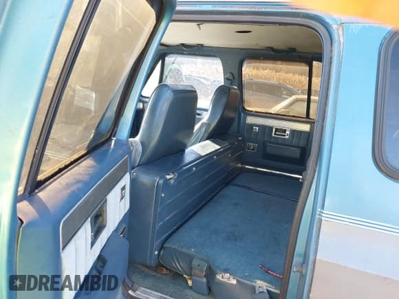 ✅ 1988 Chevrolet Suburban • VIN: 1GNGR26NXJF113866 • Lot: 43812716. Listed on IAAI with 87,996 mi. Free auction sales archive from the USA and detailed vehicle history report at DreamBid. Image 8.