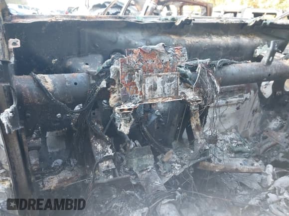 ✅ 2019 Chevrolet Silverado 1500 LT • VIN: 3GCUYDED7KG131387 • Lot: 43347668. Wystawiony na IAAI z przebiegiem Nie podano. Bezpłatny archiwum sprzedaży aukcyjnych z USA i szczegółowy raport historii pojazdu na DreamBid. Zdjęcie 7.