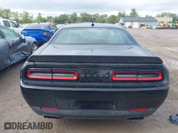 2016 Dodge Challenger SRT Hellcat z VIN 2C3CDZC92GH225238, wystawiony jako IAAI lot #43123789 z przebiegiem 9 055 mil mil oraz . Historia ofert i sprzedaży dostępna na DreamBid. Obrazek 16.
