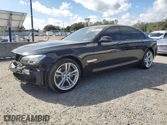 ✅ 2013 BMW 7 Series 740Li • VIN: WBAYE4C50DD137499 • Лот: 90041035. Опубликован ранее на Copart с пробегом 87 822 миль. Бесплатный доступ к архиву аукционных продаж из США и подробный отчёт об истории автомобиля на DreamBid. Изображение 1.