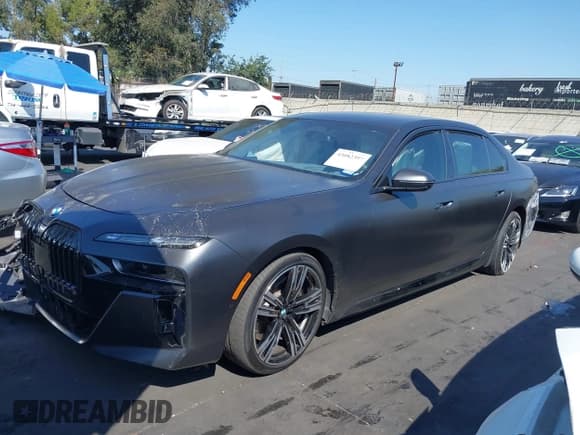 ✅ 2023 BMW i7 xDrive60 • VIN: WBY53EJ02PCN43351 • Lot: 43082397. Wystawiony na IAAI z przebiegiem 33 929 mil. Bezpłatny archiwum sprzedaży aukcyjnych z USA i szczegółowy raport historii pojazdu na DreamBid. Zdjęcie 2.