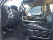 ✅ 2018 Ram 3500 Laramie • VIN: 3C63RRML0JG111566 • Лот: 87076675. Опубликован ранее на Copart с пробегом 163 032 миль. Бесплатный доступ к архиву аукционных продаж из США и подробный отчёт об истории автомобиля на DreamBid. Изображение 7.