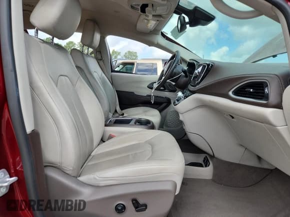 ✅ 2021 Chrysler Pacifica Touring L • VIN: 2C4RC3BG8MR557714 • Lot: 64900925. Wystawiony na Copart z przebiegiem 89 480 mil. Bezpłatny archiwum sprzedaży aukcyjnych z USA i szczegółowy raport historii pojazdu na DreamBid. Zdjęcie 7.